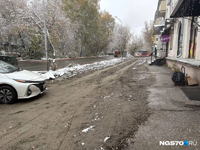 Раньше здесь был тротуар  | Источник: Мария Лобанова / NGS70.RU 