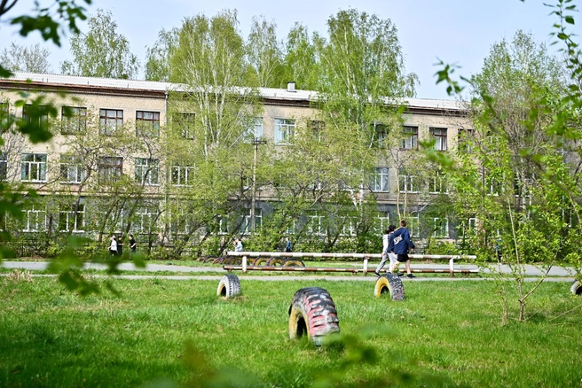 Сейчас путь до школы и садика займет в районе 15 минут. Можно не переживать, идет он через оборудованные пешеходные переходы | Источник: Максим Воробьев
