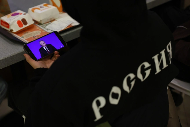 Некоторые москвичи следят за итогами года с президентом в кафе | Источник: Артём Устюжанин / MSK1.RU
