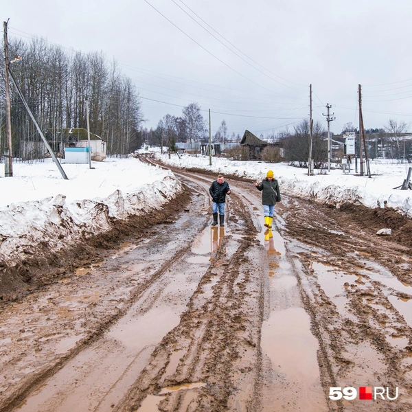 Наш разговор идет во время прогулки по деревне | Источник: Тимофей Калмаков / 59.RU
