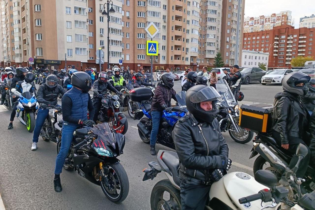 Байкеры радуются, автомобилисты негодуют. В центре Екатеринбурга образовались сильные пробки