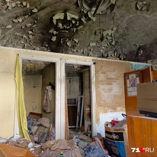 Одна из жилых комнат на первом этаже. Тут видна разруха, но пожар миновал | Источник: Максим Улитов / 71.RU