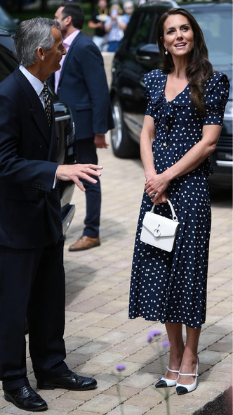 Кейт Миддлтон выглядит безупречно в платье в горох — оно должно быть у каждой модницы