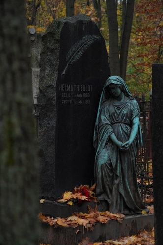 Загадочные склепы, ангелы и плакальщицы: 3 самых красивых кладбища Москвы