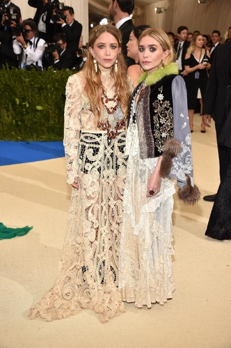 Olsen tuck: заправлять волосы под одежду — новый модный прием от сестер Олсен Olsen tuck: заправлять волосы под одежду — новый модный прием от сестер Олсен