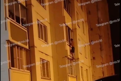 Житель Машмета сбежал от любовницы через балкон с ребёнком — видео