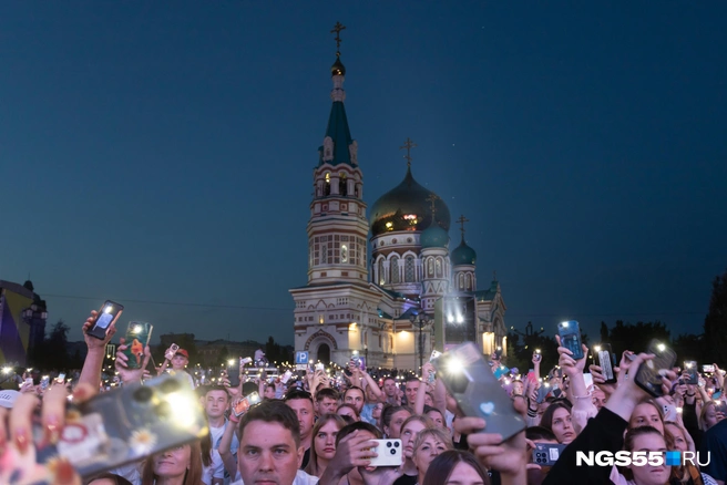 На концерте собралась многотысячная толпа | Источник: Кирилл Башинский / NGS55.RU