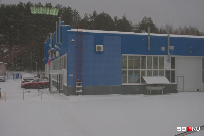 По словам нашего корреспондента, взрыв произошел в синем здании лаборатории рядом с корпусом аэрокосмического факультета | Источник: Тимофей Калмаков / 59.RU