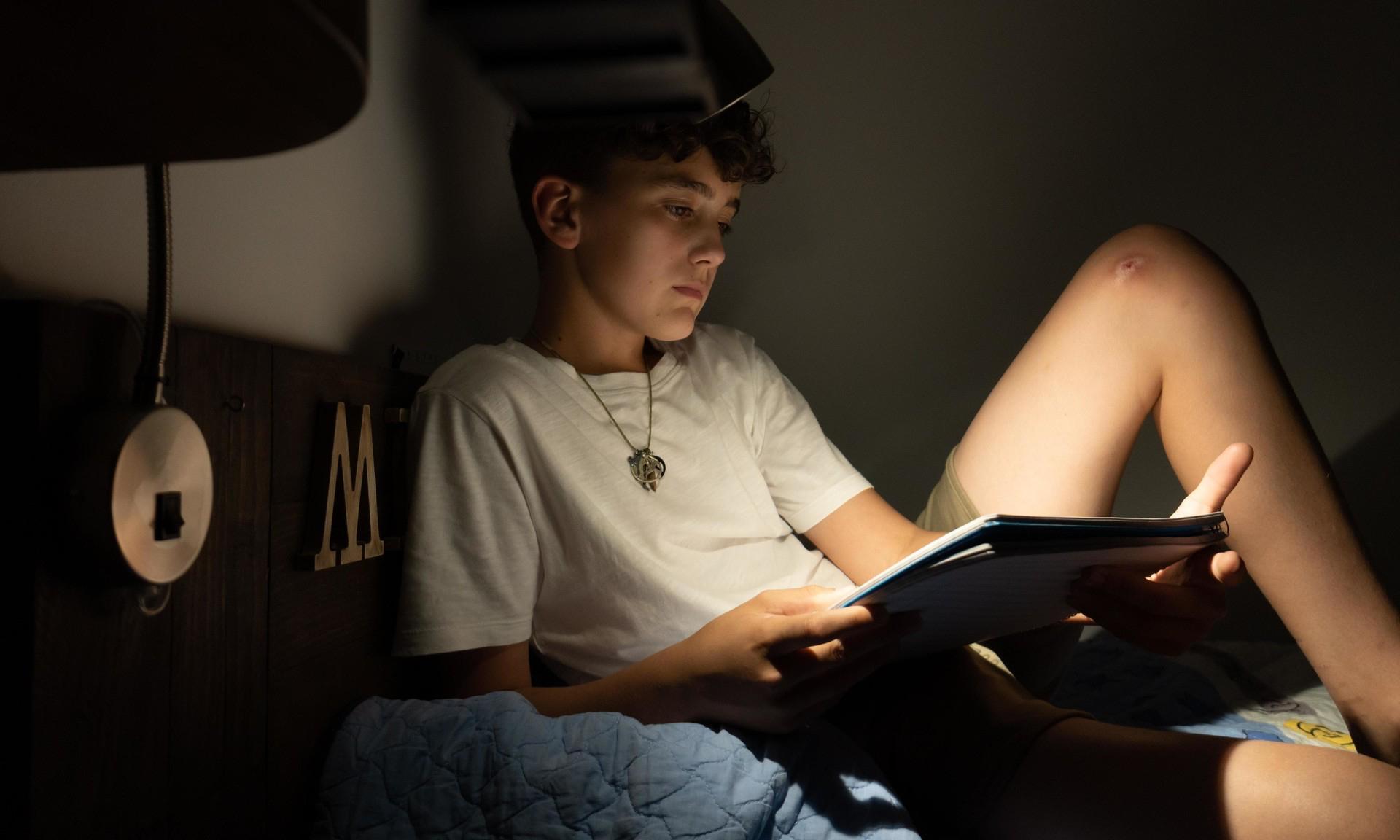 «12-летний сын боится темноты. Как помочь ему?»