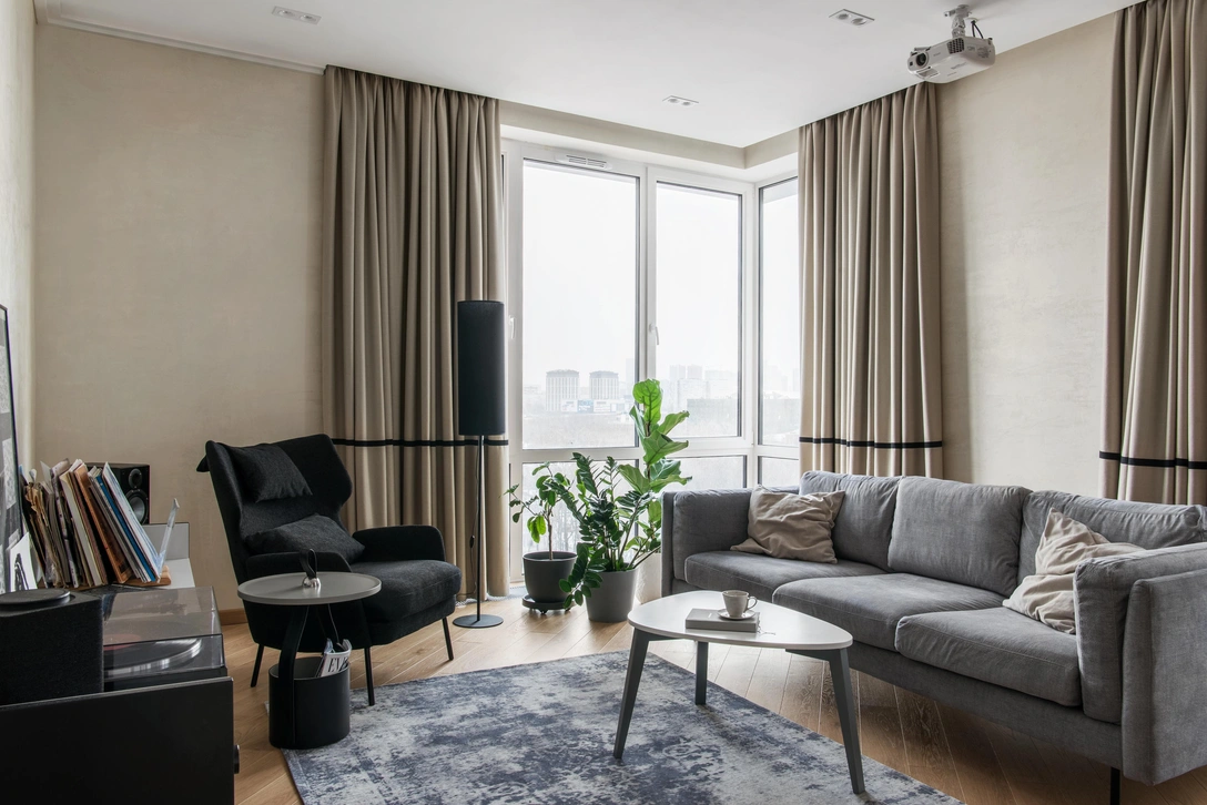 Гостиная. Диван и кресло, Sits. Столик, Garde Décor. Ковер, Carpet Décor by Fargotex. Торшер, TK Lighting. | Источник: Ольга Мелекесцева