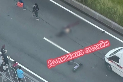 В Мурино под колеса авто попали двое на самокате
