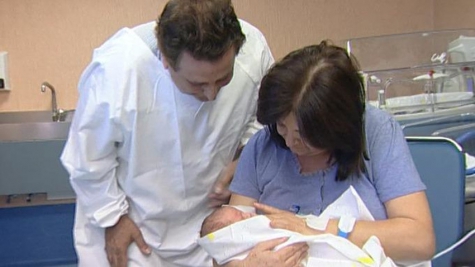 61-летняя итальянка, забеременевшая без помощи ЭКО, впервые стала мамой