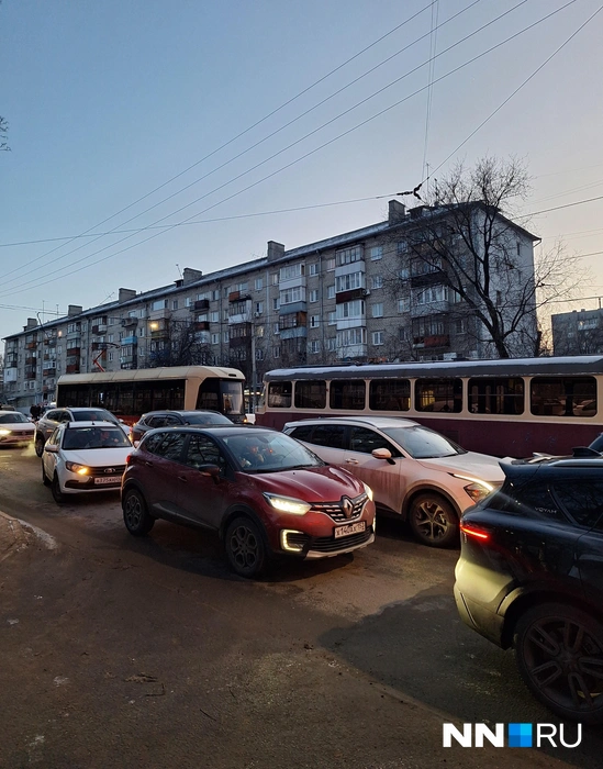 Авария произошла рядом с перекрестком улиц Ошарской и Белинского | Источник: Валерия Коростелева / NN.RU