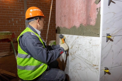 Experienced tile setters in Primorye promised 135,000 rubles