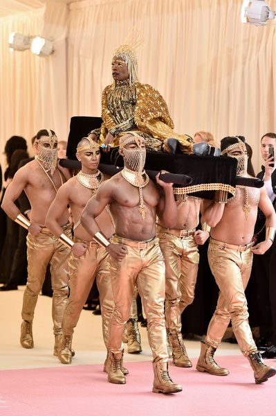 Билли Портер, надевший на «Оскар» платье, поразил гостей Met Gala 2019 образом египетской богини