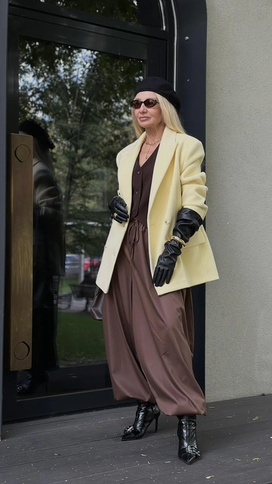 Укороченное пальто не отстает от длинного | Источник: Оксана Мамедова