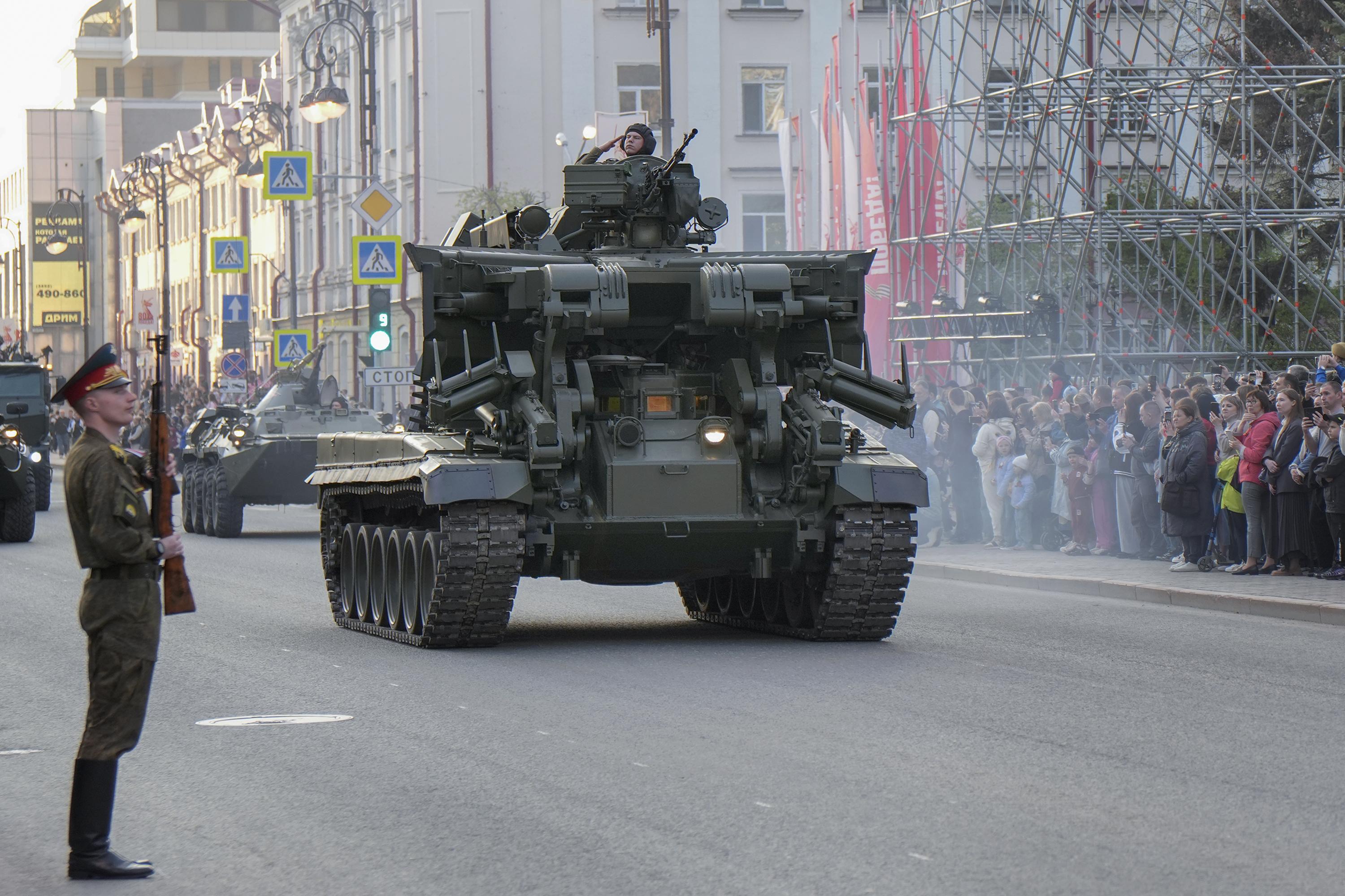 Кони, люди, военная техника (и танк). В Тюмени прошла репетиция парада — его не было несколько лет