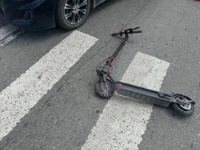 В Челябинске дети на самокате попали под колеса Mitsubishi
