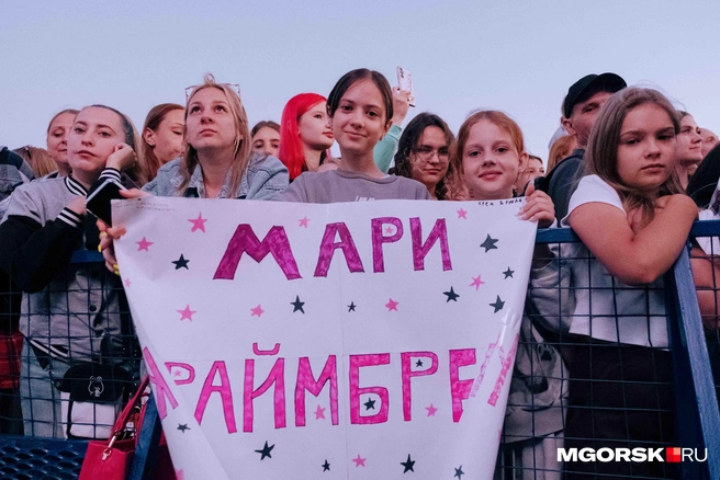 Эти девочки нарисовали плакат и успели пройти к сцене раньше остальных | Источник: Даниил Пономаренко / MGORSK.RU