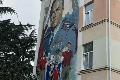 На сочинской школе появился мурал Маршала Победы