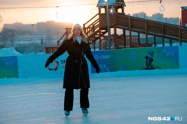 Также возле катков открывают ледяные горки | Источник: Максим Серков / NGS42.RU