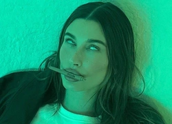 Девушки, вы не одиноки. Даже Хейли Бибер случайно лайкает посты, которые не следует