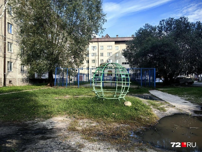 Площадки для детей на Камчатской нет. Хотя что-то из былых времен тут осталось  | Источник: Павел Красоткин / 72.RU 