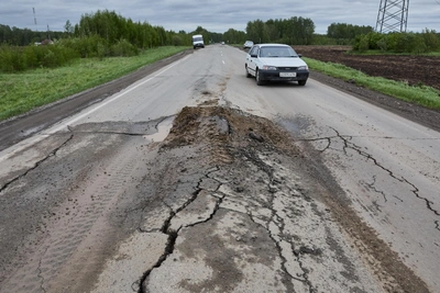 Дорога в Новосибирском районе стала полосой препятствий для грузовиков