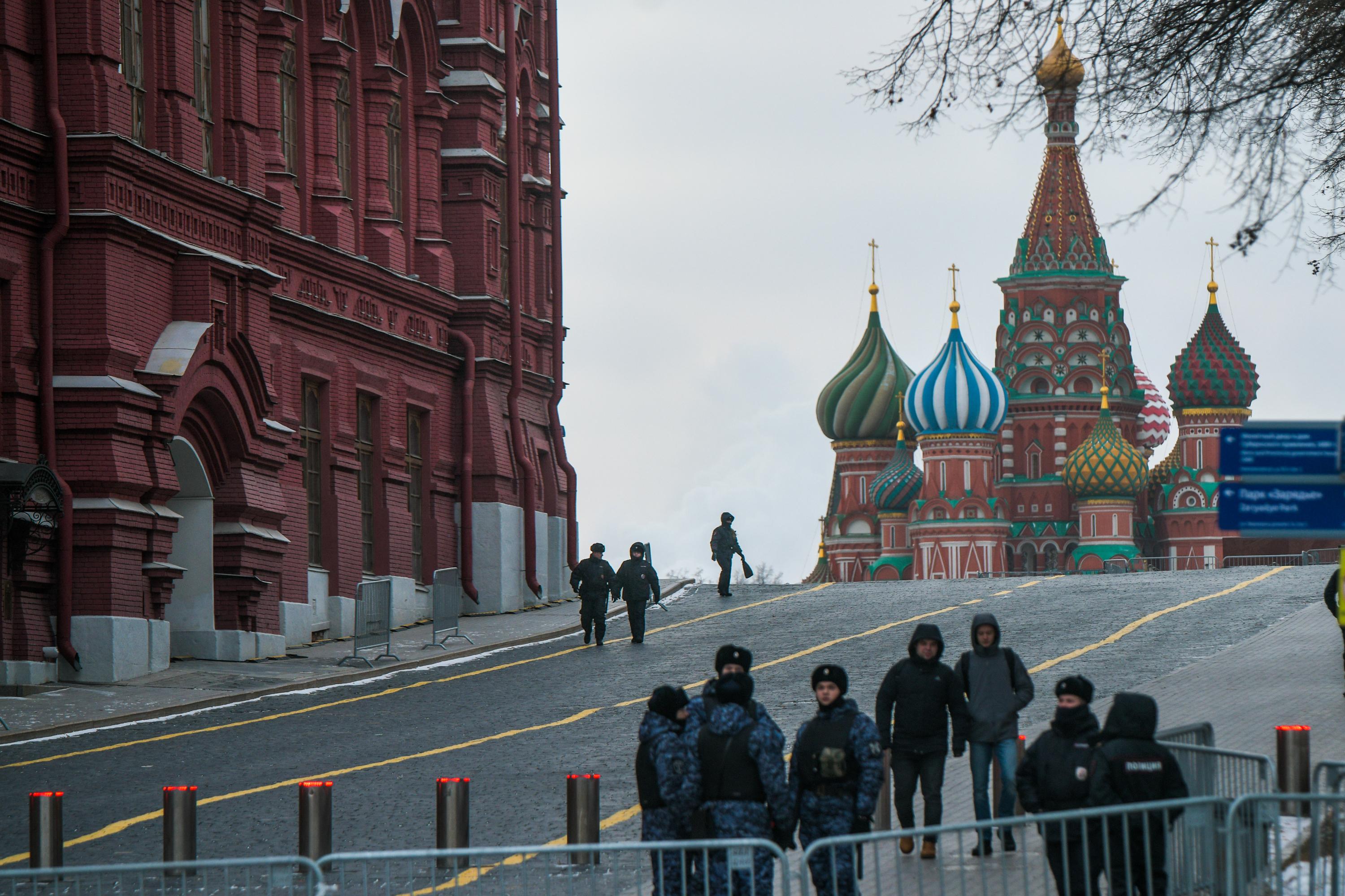 Как выглядит Москва на следующий день после Нового года: перекрытия,  ограждения, силовики, Красную площадь закрыли, метро, погода в Москве,  Никольская улица, Лубянка, Театральная площадь, Манежная площадь - 1 января  2024 - МСК1.ру