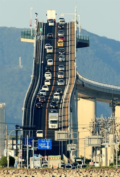 Оптическая иллюзия: автомобильный мост, который кажется вертикальным (фото и видео)