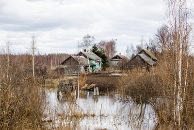 Паводок в Саратовской области залил плотину и дорогу