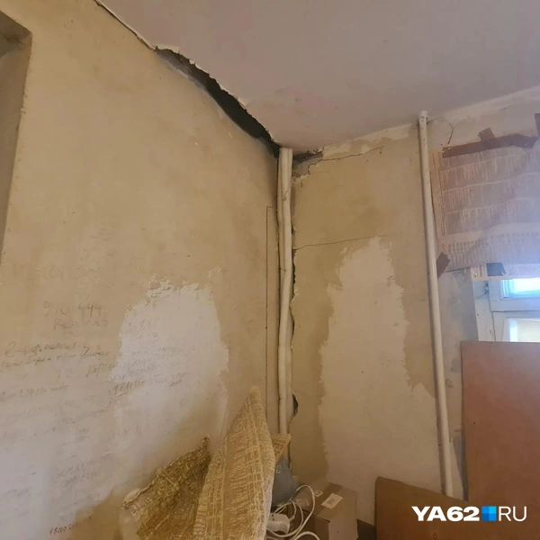 А на потолке образовалась огромная дыра | Источник: Светлана Коновалова / YA62.RU