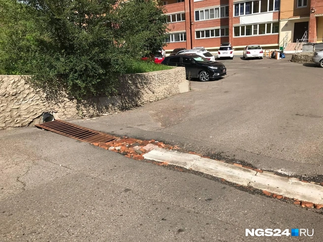 Типичная ливневка во дворах у склона | Источник: Дмитрий Мамаев / NGS24.RU