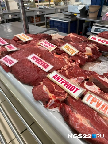 Продавцы с удовольствием готовы сбросить цену, лишь бы продать мясо | Источник: Полина Шевчукова / NGS22.RU