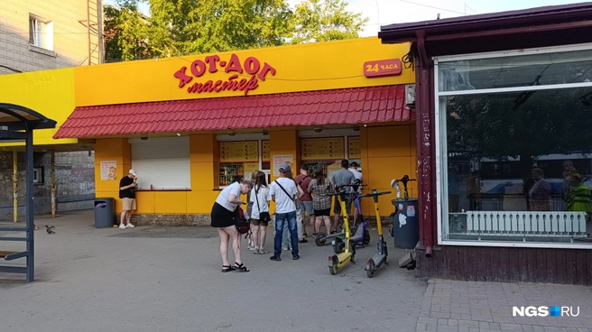 Трудно застать точку «Хот-дог Мастера», у которой не было бы хотя бы небольшой очереди | Источник: Стас Соколов / NGS.RU