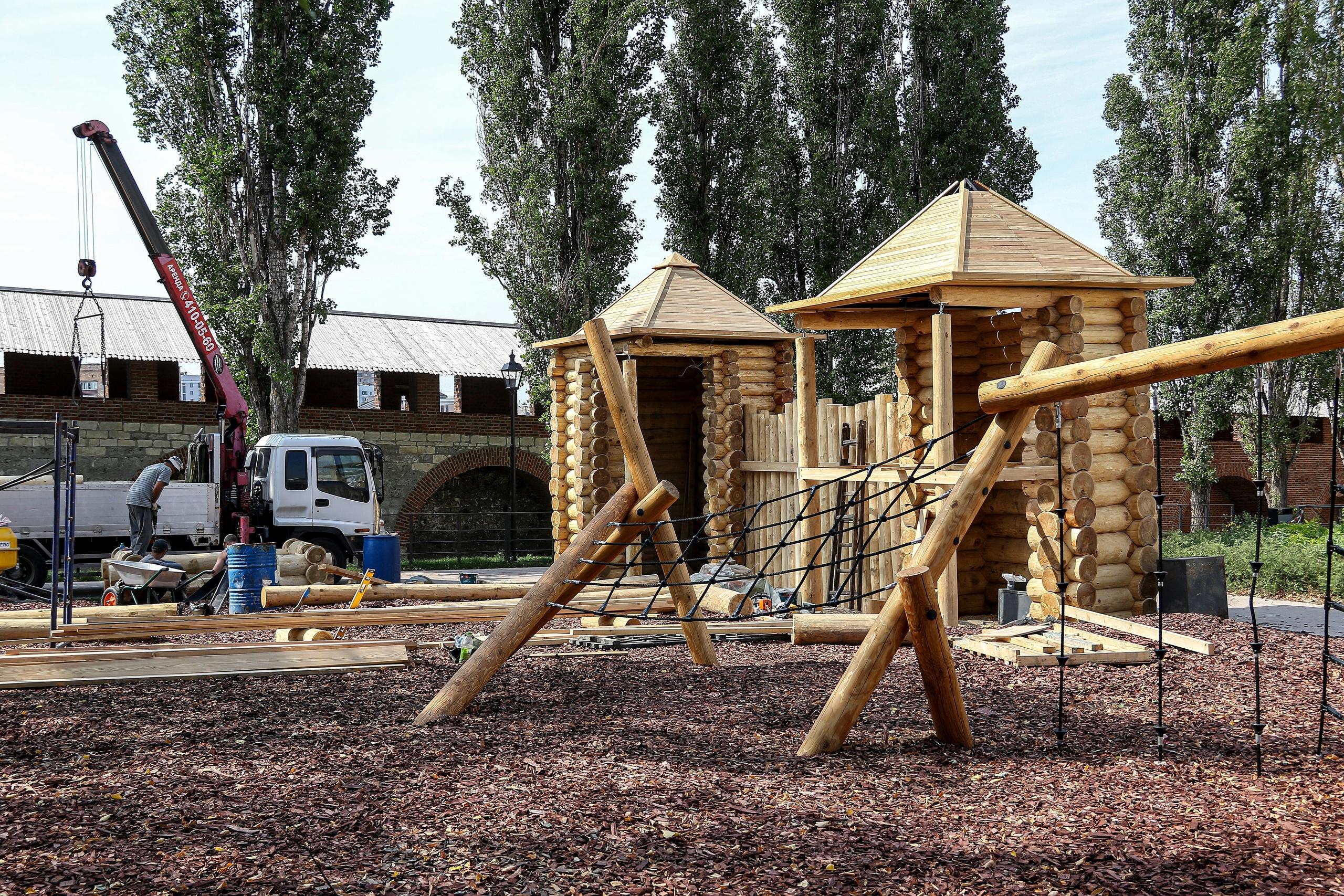 Детская площадка в Нижегородском кремле, детинец из дерева в еловом сквере,  мини-копия Нижегородского кремля для ребят в центре Нижнего Новгорода, 17  августа 2021 года - 17 августа 2021 - НН.ру