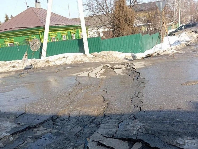 Крупный провал асфальта на перекрёстке в Шарташе | Источник: читатель E1.RU