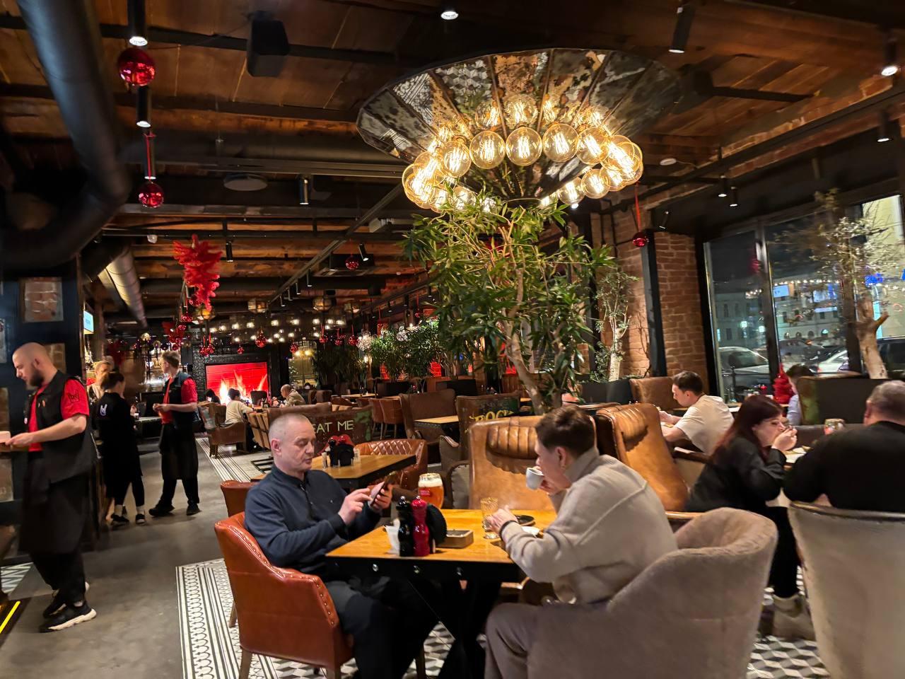 Получите по ребрам! Ресторан из Самары заявил, что он среди лучших в России. Мы пошли его проверять — видео