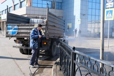 В Астрахани начали весеннюю уборку Нового моста