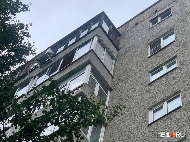 Семья жила на восьмом этаже панельки на Бардина. Это в их квартире открыто балконное окно | Источник: Дмитрий Емельянов / E1.RU