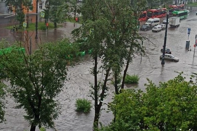 В Челябинске после ливня затопило реконструированную улицу Кашириных