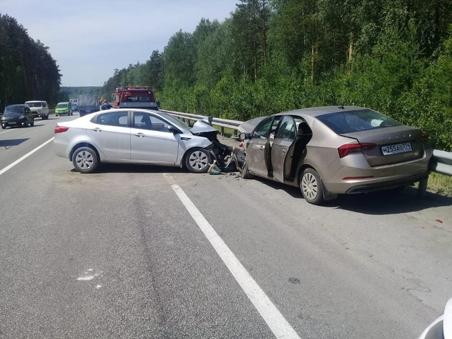 У автомобилей сильные повреждения, но, к счастью, в аварии никто не погиб | Источник: Госавтоинспекция Екатеринбурга