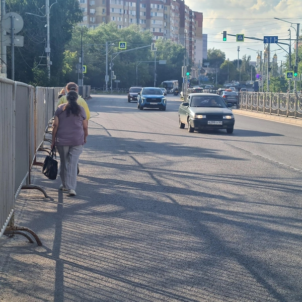 Люди не хотят делать круг, обходя это место по противоположной стороне | Источник: Светлана Коновалова / YA62.RU