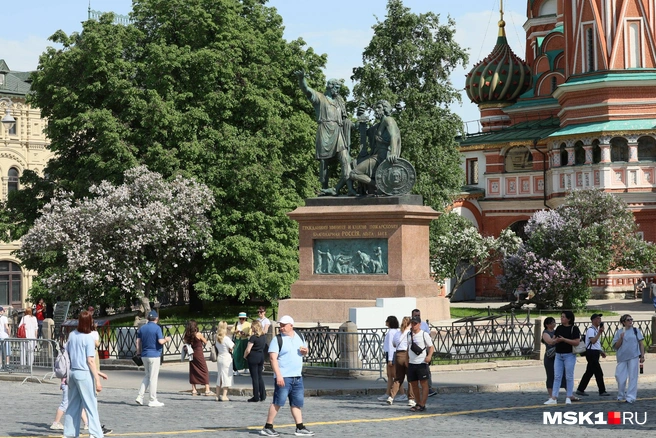 Сирень и туристы | Источник: Артём Устюжанин / MSK1.RU