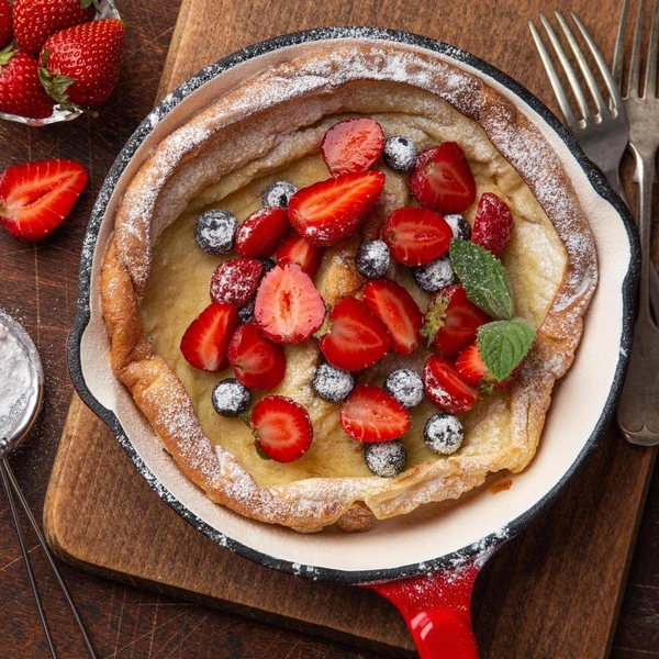 Большой датский запеченный блинчик с нутеллойВариант завтрака для тех дней, когда очень хочется чего-то вредного и максимально сладкого.Полный рецепт большого датского запеченного блинчика с нутеллой читайте по ссылке.