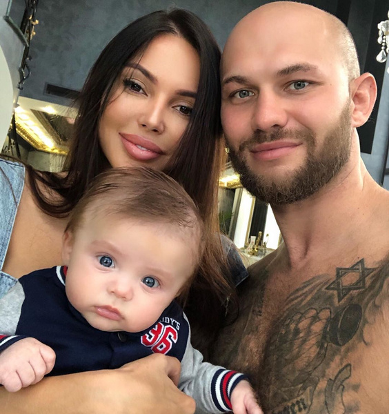 <p>Оксана Самойлова и Джиган с сыном Давидом</p>
