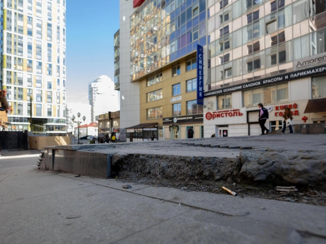 Пешеходная зона не отличается чистотой | Источник: Владислав Лоншаков / E1.RU