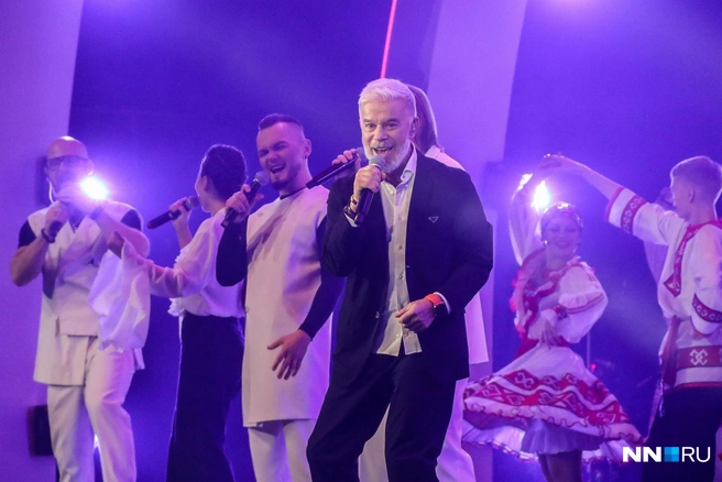 Олег Газманов зажег на сцене вместе с молодыми исполнителями | Источник: Наталья Бурухина / NN.RU