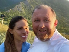 Константин Ивлев устроил для супруги шумную вечеринку на корабле в честь ее 30-летия
