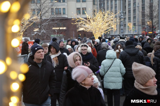 Толпы москвичей и гостей столицы в центре Москвы 5 января | Источник: Дмитрий Толстошеев / MSK1.RU